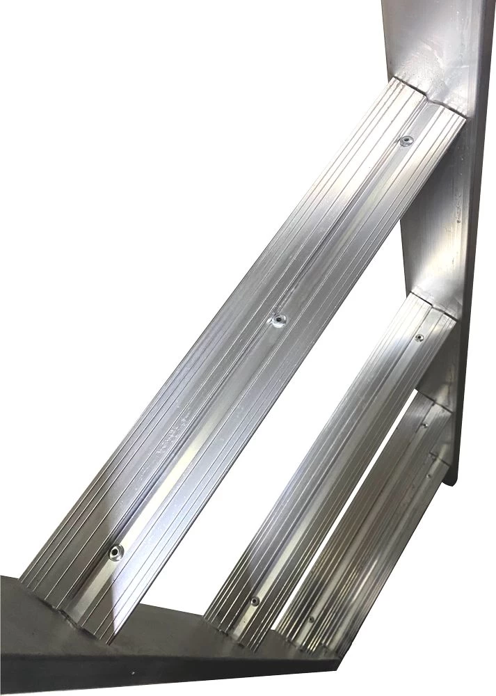 Лестница алюминиевая односекционная приставная с широкой ступенью Алюмет 1х18 арт. НК1 5118 от магазина ЛесКонПром.ру