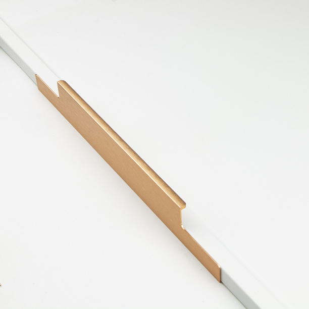 Торцевая мебельная ручка LIND C=256 мм золото брашированное от магазина ЛесКонПром.ру